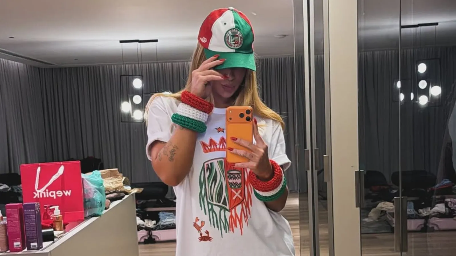 Virginia Fonseca exibe look da Grande Rio em camisetão - Imagem do artigo