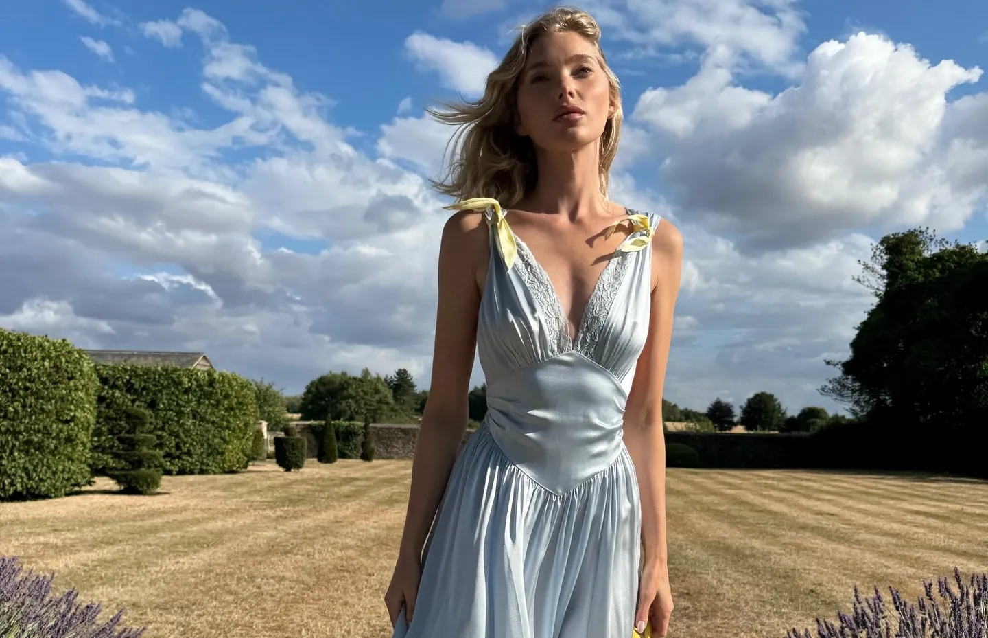 Azul glacial domina o street style e atualiza neutros - Imagem do artigo