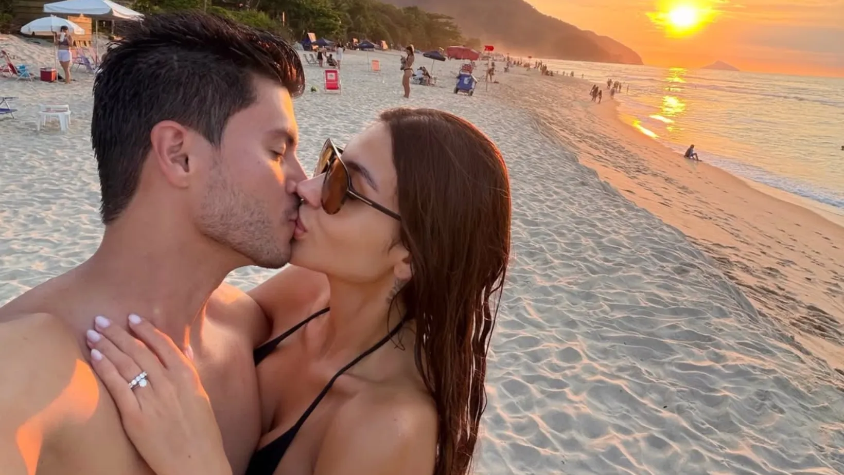 Jheny Santucci e Arthur Aguiar em passeio romântico na praia - Imagem do artigo