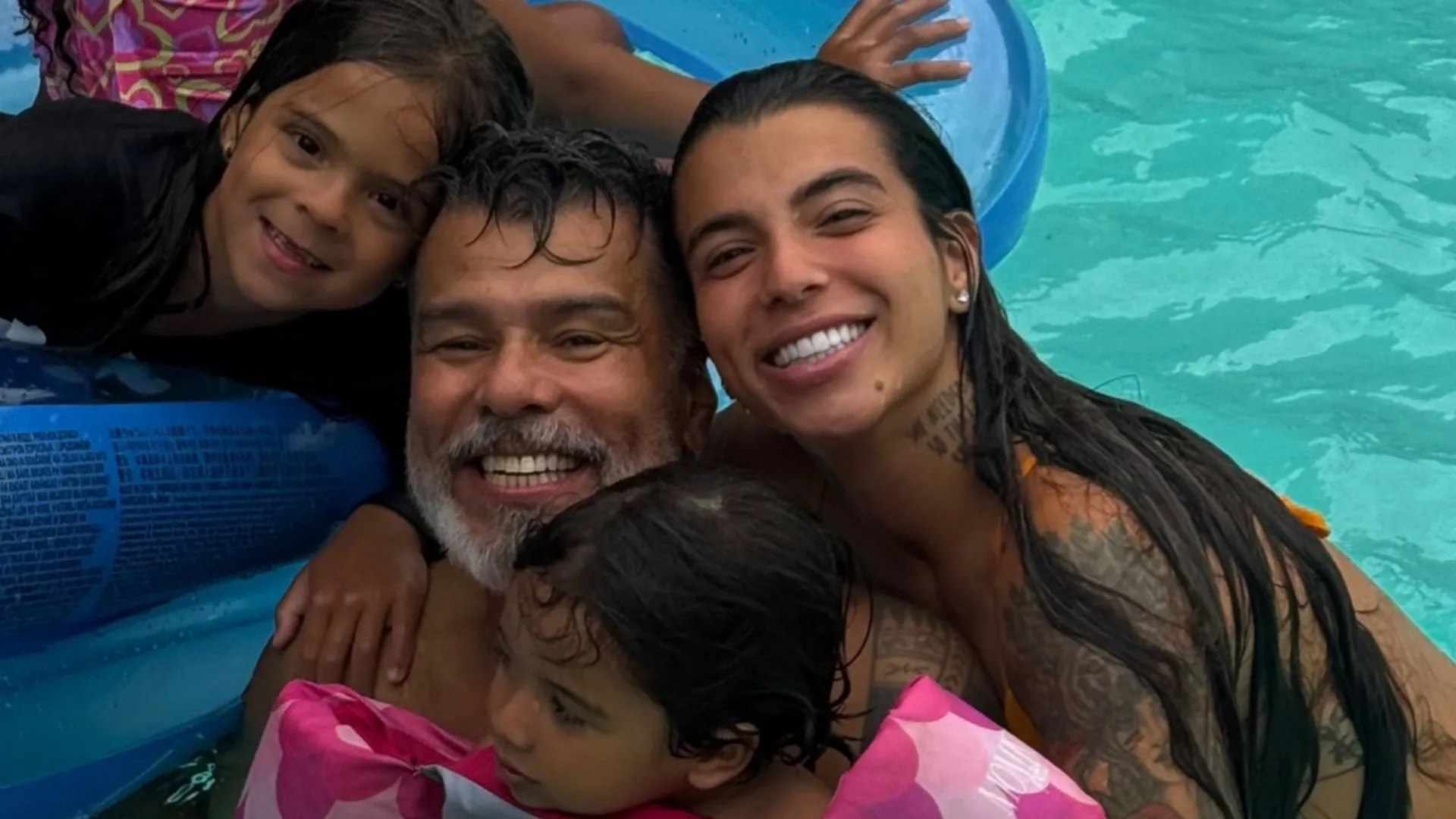 Petra Mattar exibe momentos na piscina com pai e filhos - Imagem do artigo