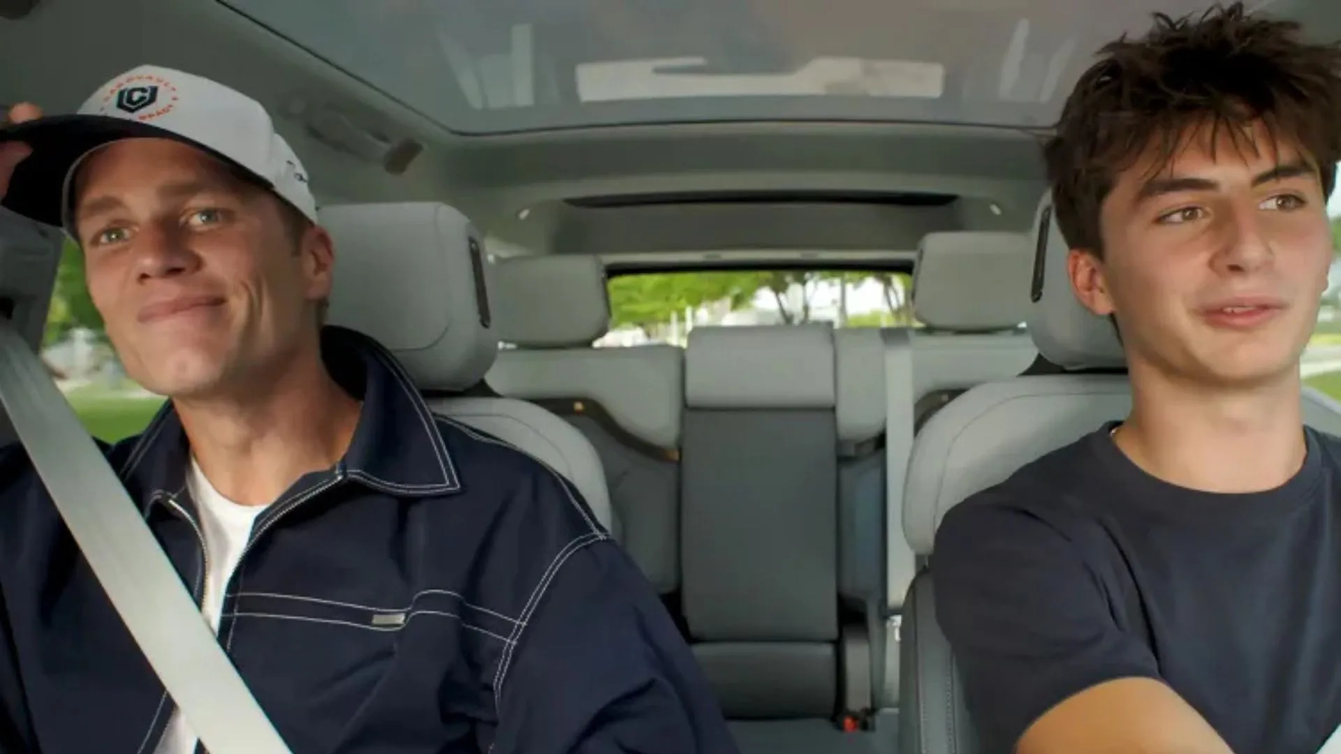 Filho de Gisele Bündchen dirige aos 16 anos com Tom Brady - Imagem do artigo