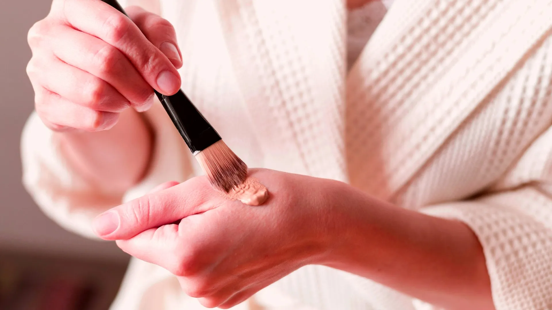 Corretivo salmão: 8 opções para esconder olheiras e manchas - Imagem do artigo