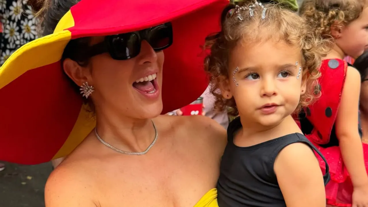 Fernanda Paes Leme brilha em bloco de Carnaval com a filha - Imagem do artigo