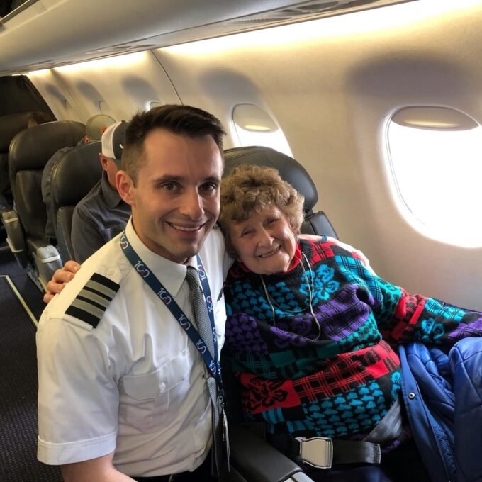 Idosa faz primeira viagem de avião com neto piloto - Imagem do artigo original