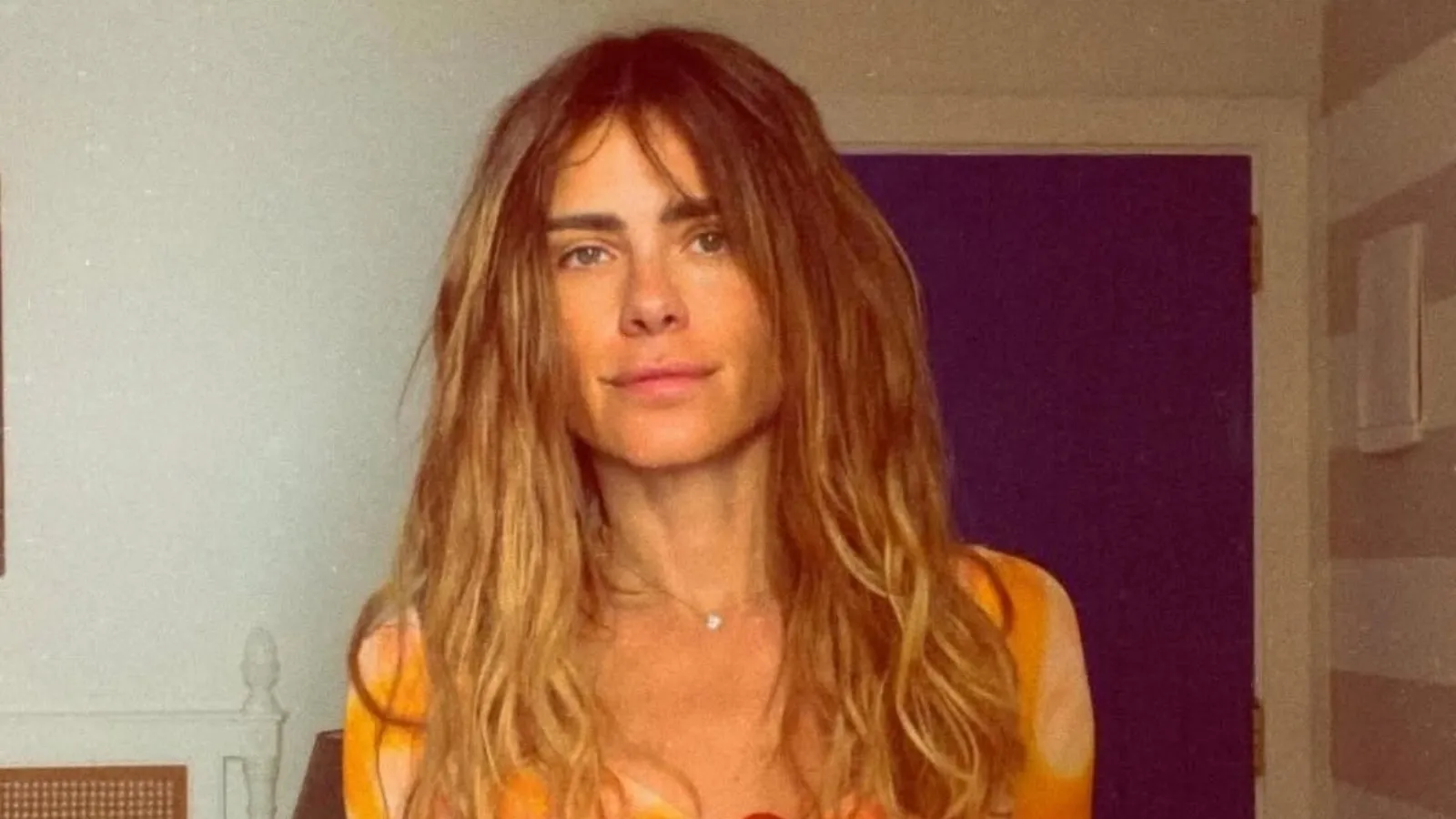 Carolina Dieckmann exibe look laranja com fenda em Búzios - Imagem do artigo