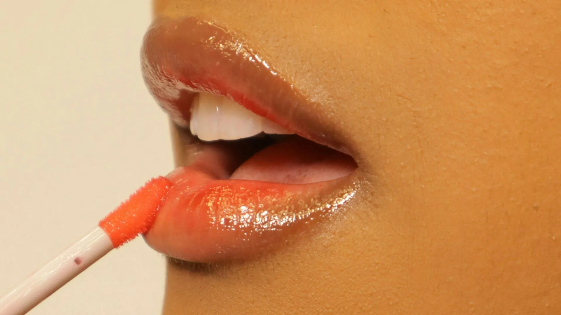 Gloss de jambu potencializa beijo com efeito vibrante - Imagem do artigo