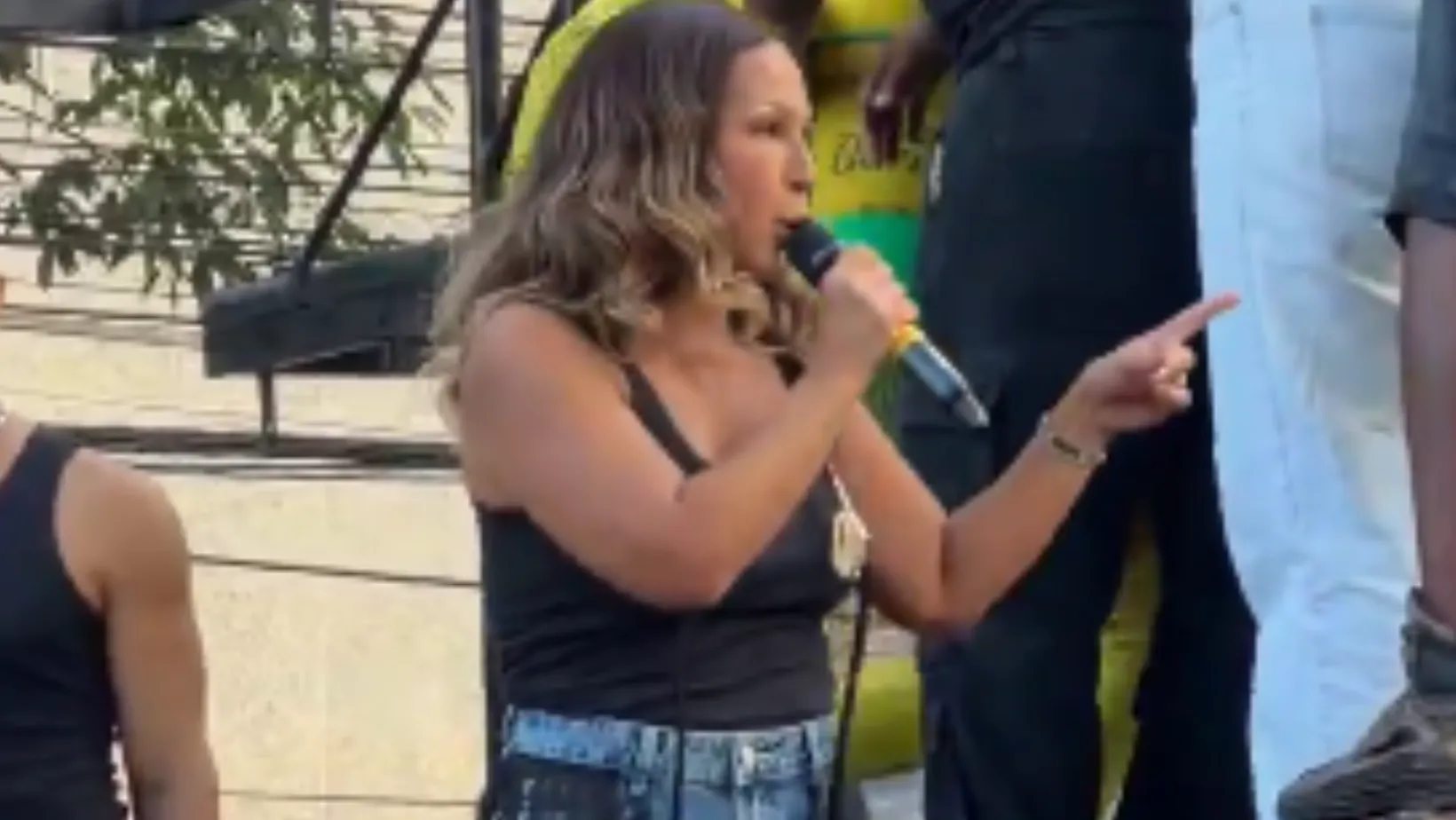 Valesca Popozuda improvisa show após falha em trio - Imagem do artigo