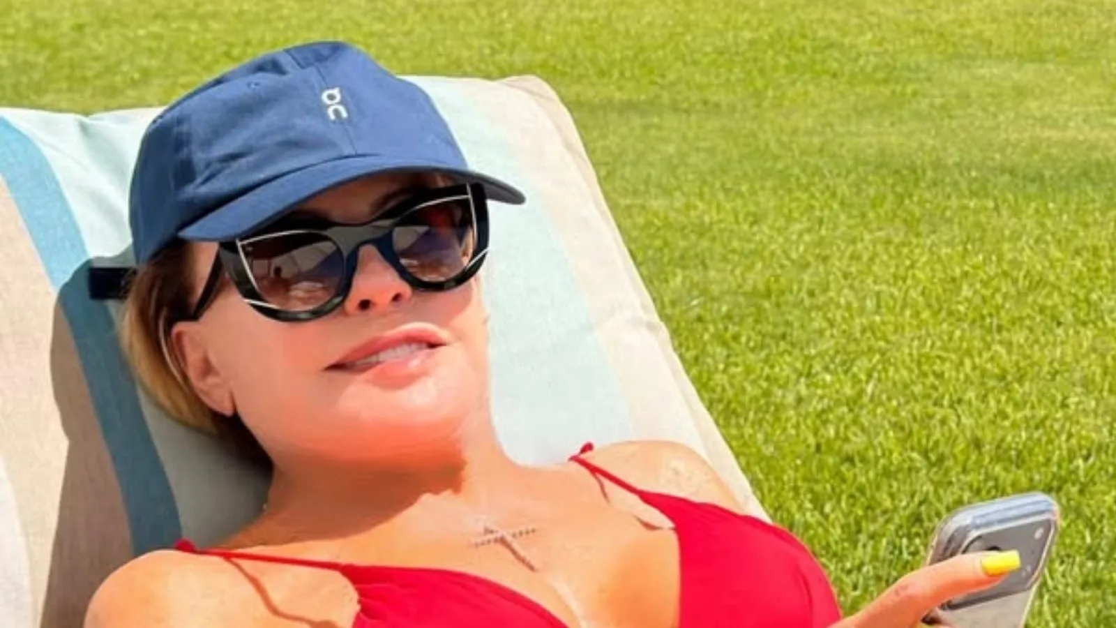 Ana Maria Braga de biquíni exibe bronze e celebra folga - Imagem do artigo