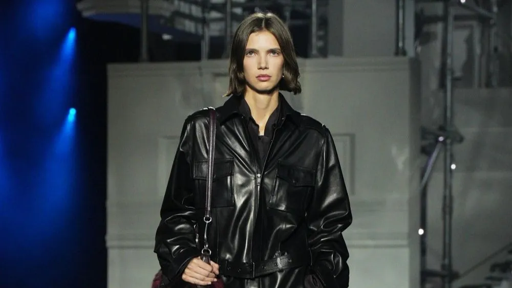 Burberry inverno 2026 destaca couro e noite londrina - Imagem do artigo