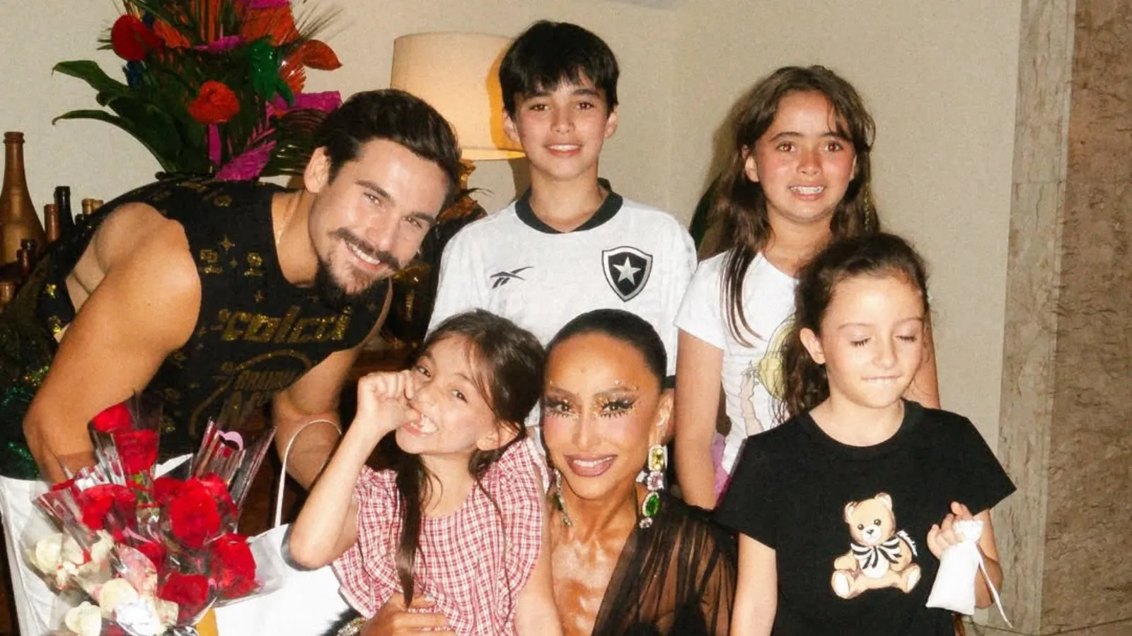 Sabrina Sato e Nicolas Prattes com Zoe antes de desfile - Imagem do artigo