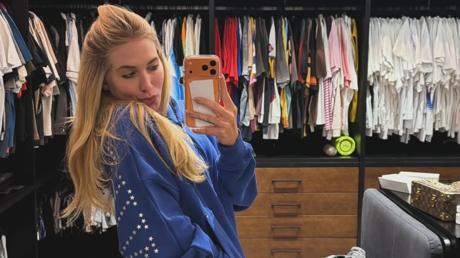 Virginia posa no closet de Vini Jr em Madrid com look casual - Imagem do artigo