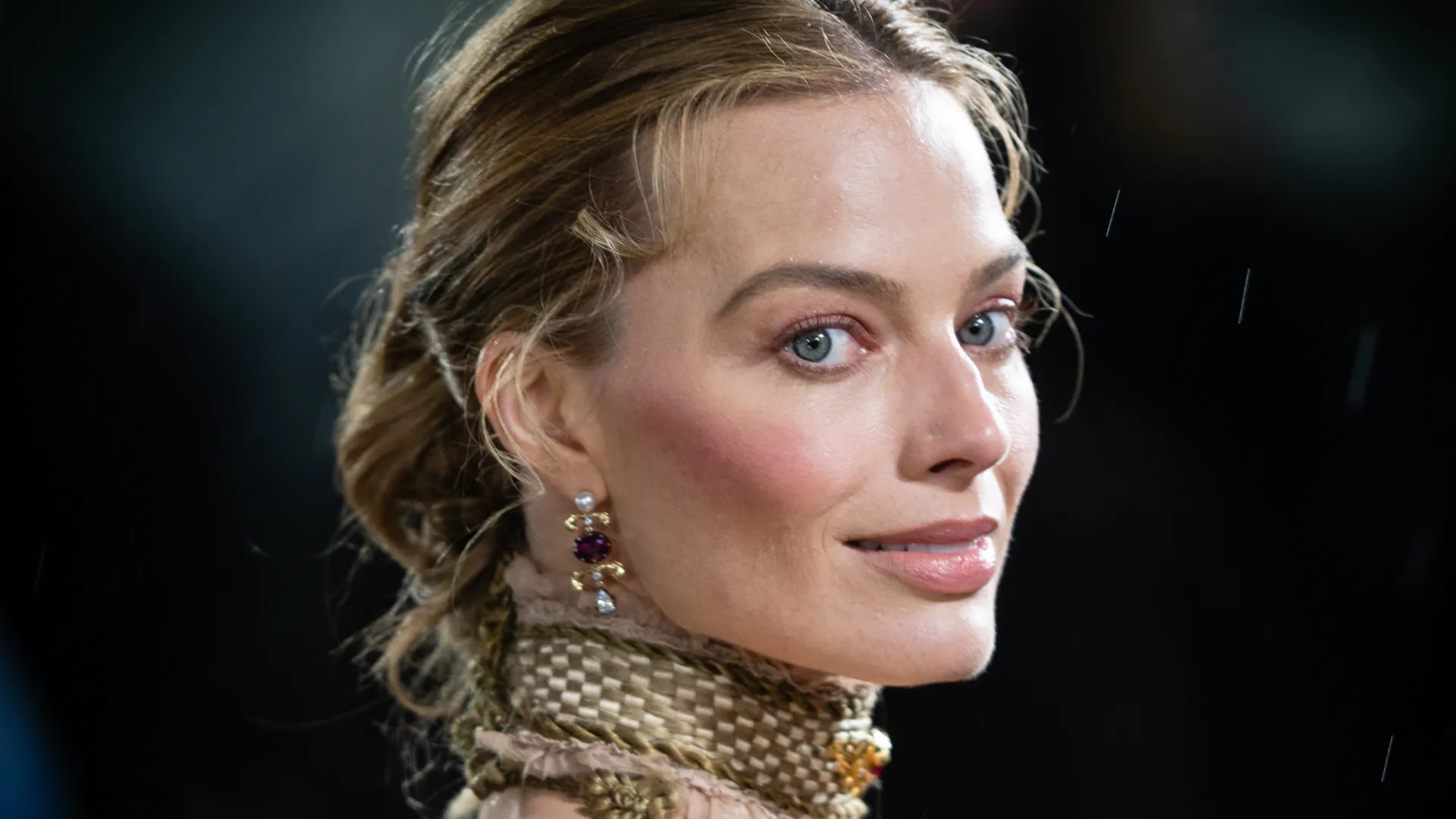 Blush baixo volta à moda: técnica destaca traços elegantes - Imagem do artigo