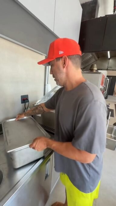 André Marques mostra comida natural para cachorros - Imagem do artigo original