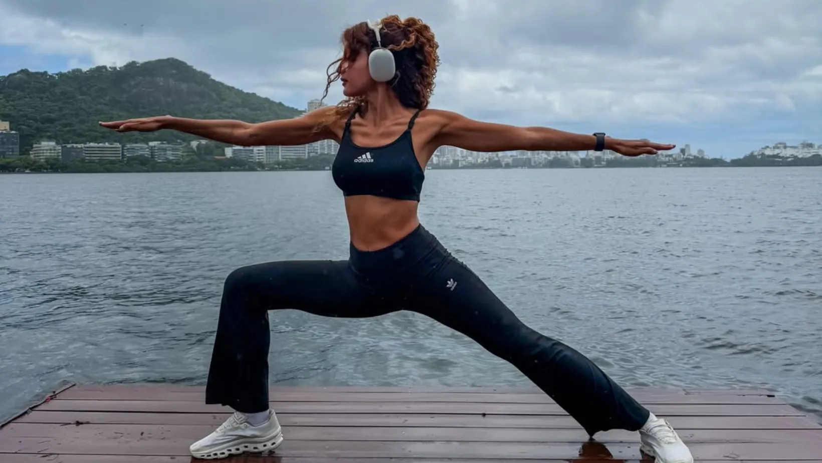 Gabriela Loran faz yoga e exibe flexibilidade - Imagem do artigo