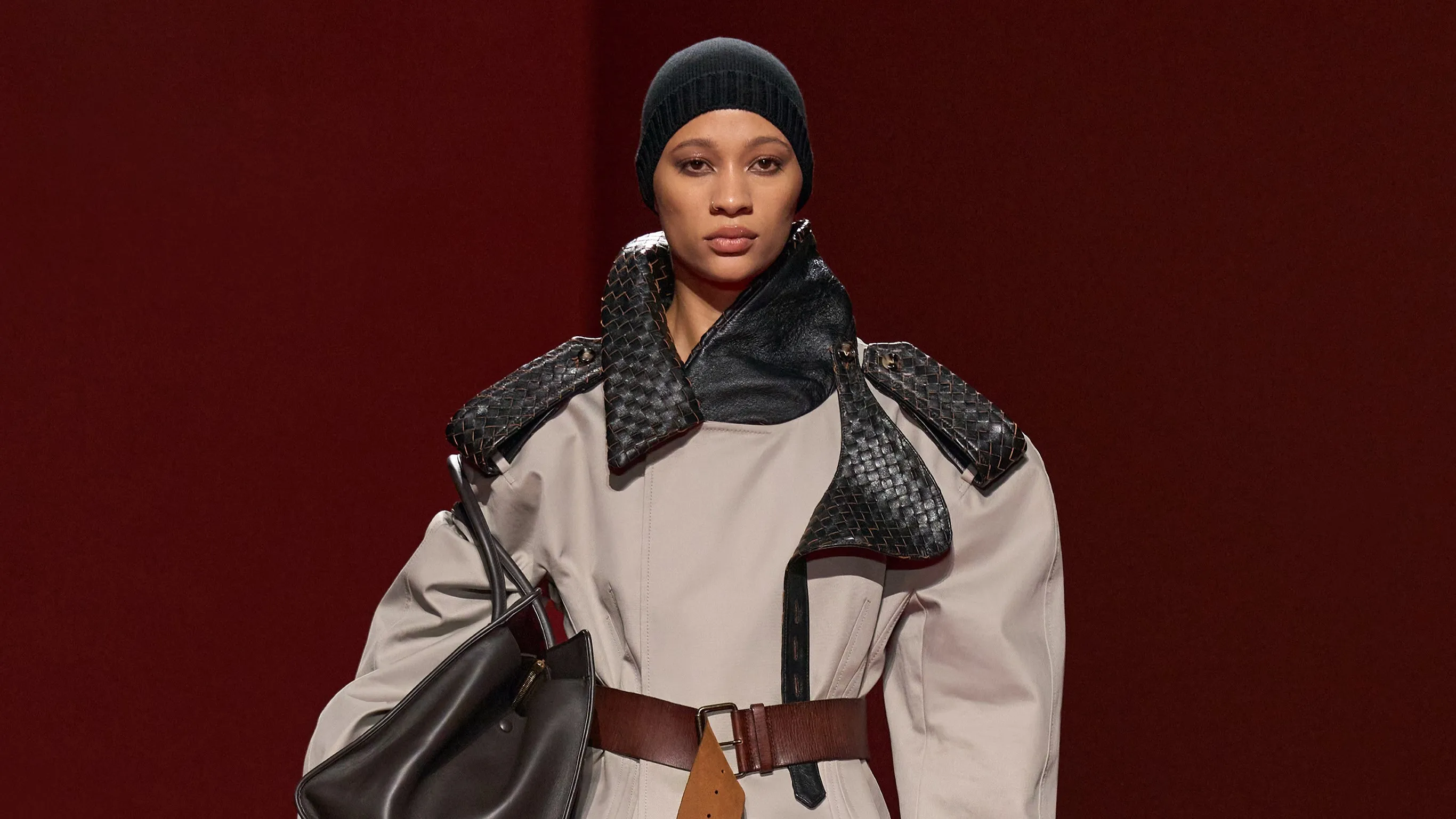 Louise Trotter reinventa volume na Bottega Veneta - Imagem do artigo