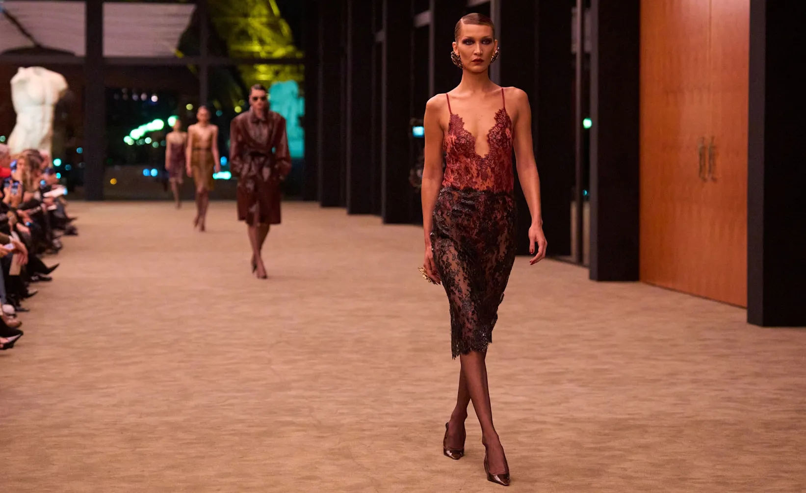 Saint Laurent inverno 2026 exibe arquitetura da silhueta - Imagem do artigo