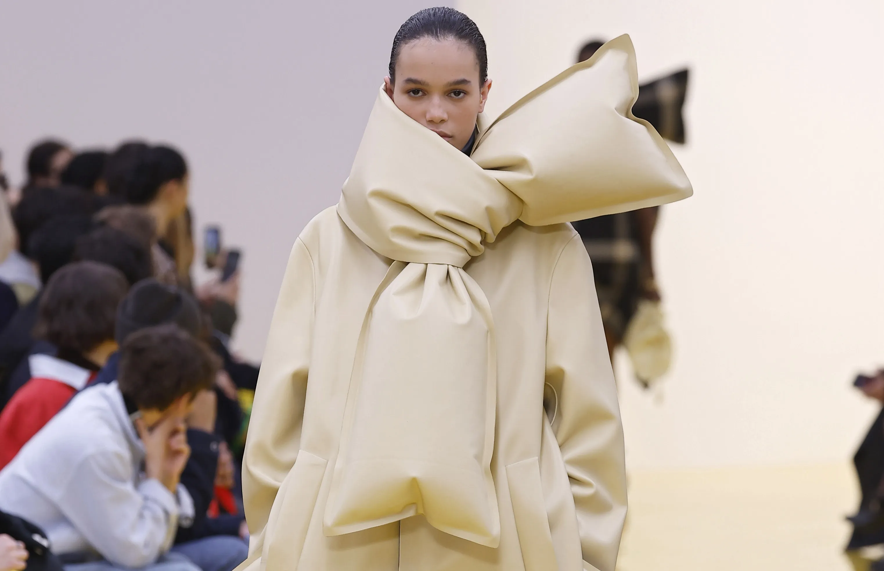 Loewe inverno 2026: artesania lúdica estreia na PFW - Imagem do artigo