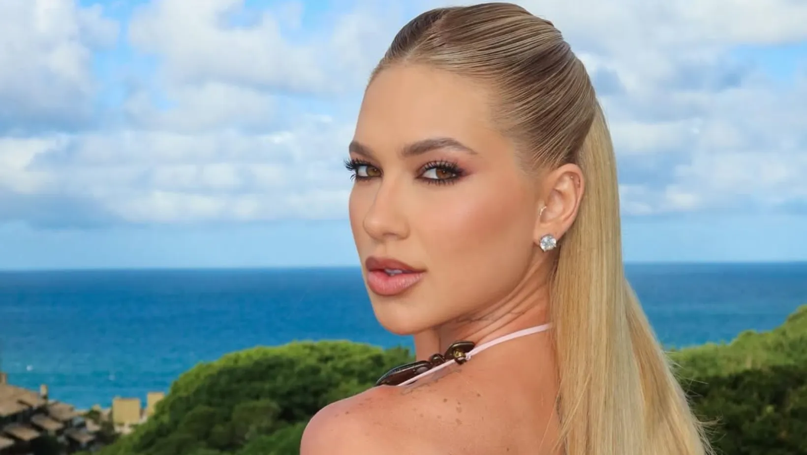 Virginia Fonseca exibe vestido decotado em Florianópolis - Imagem do artigo