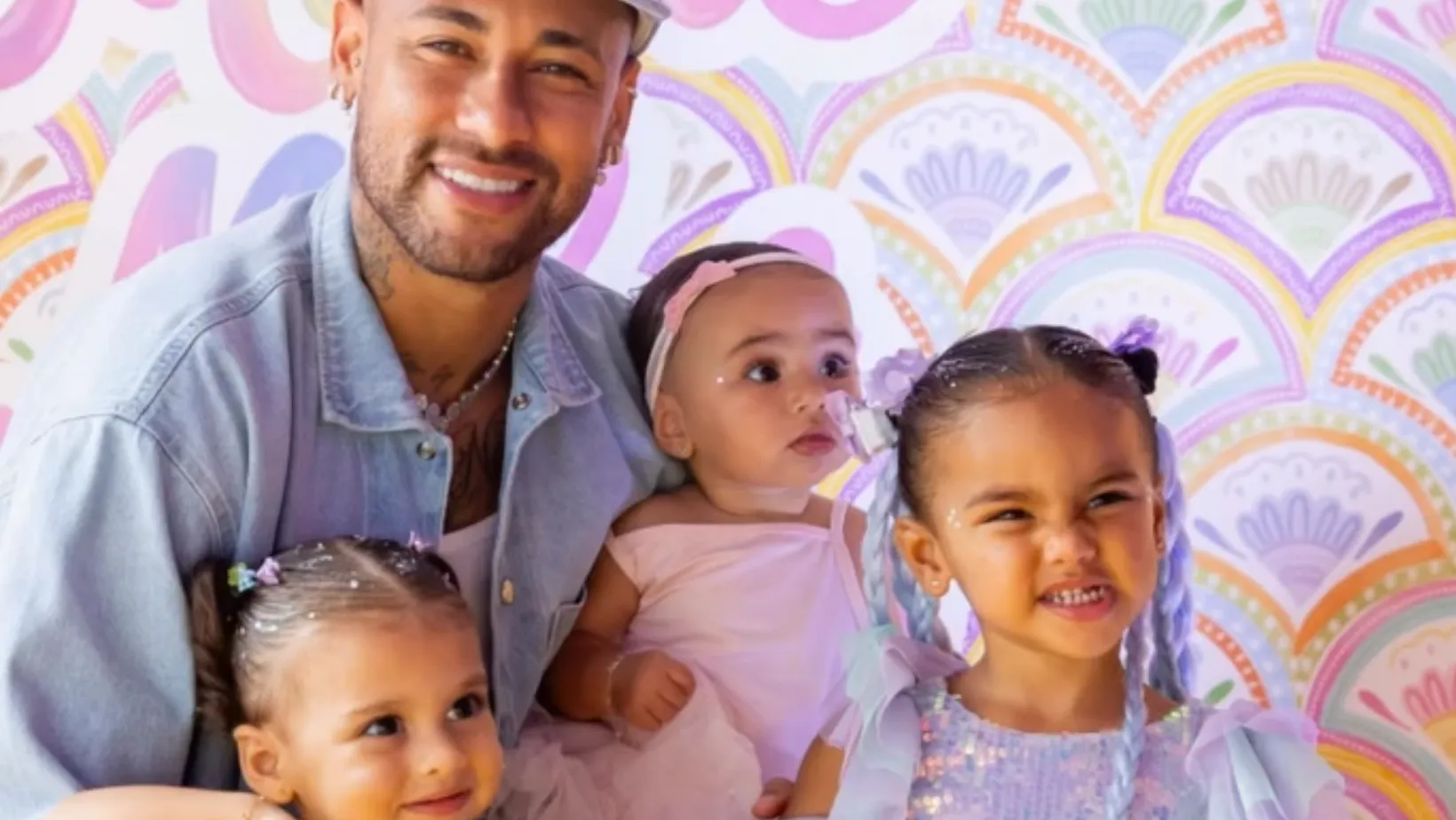 Neymar posa com filhas e celebra Dia Internacional da Mulher - Imagem do artigo