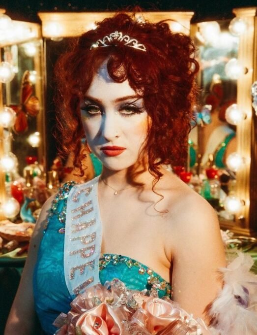 Chappell Roan enfrenta paparazzi em Paris e pede respeito - Imagem do artigo original