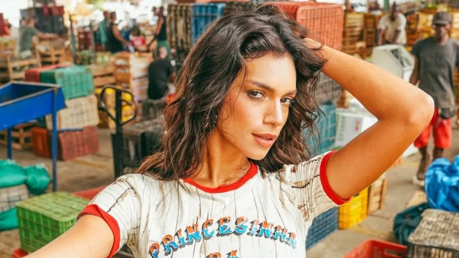 Alane Dias exibe saia de sementes em feira amazônica - Imagem do artigo