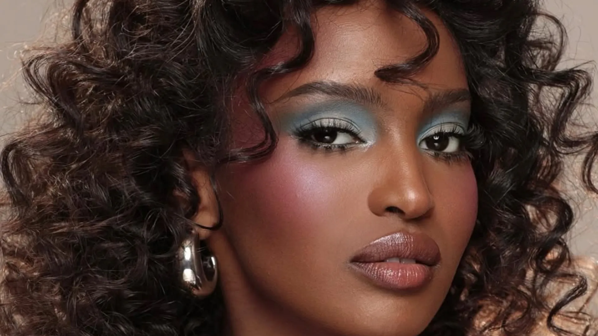 Azul glacial volta à maquiagem: formas de destacar o olhar - Imagem do artigo