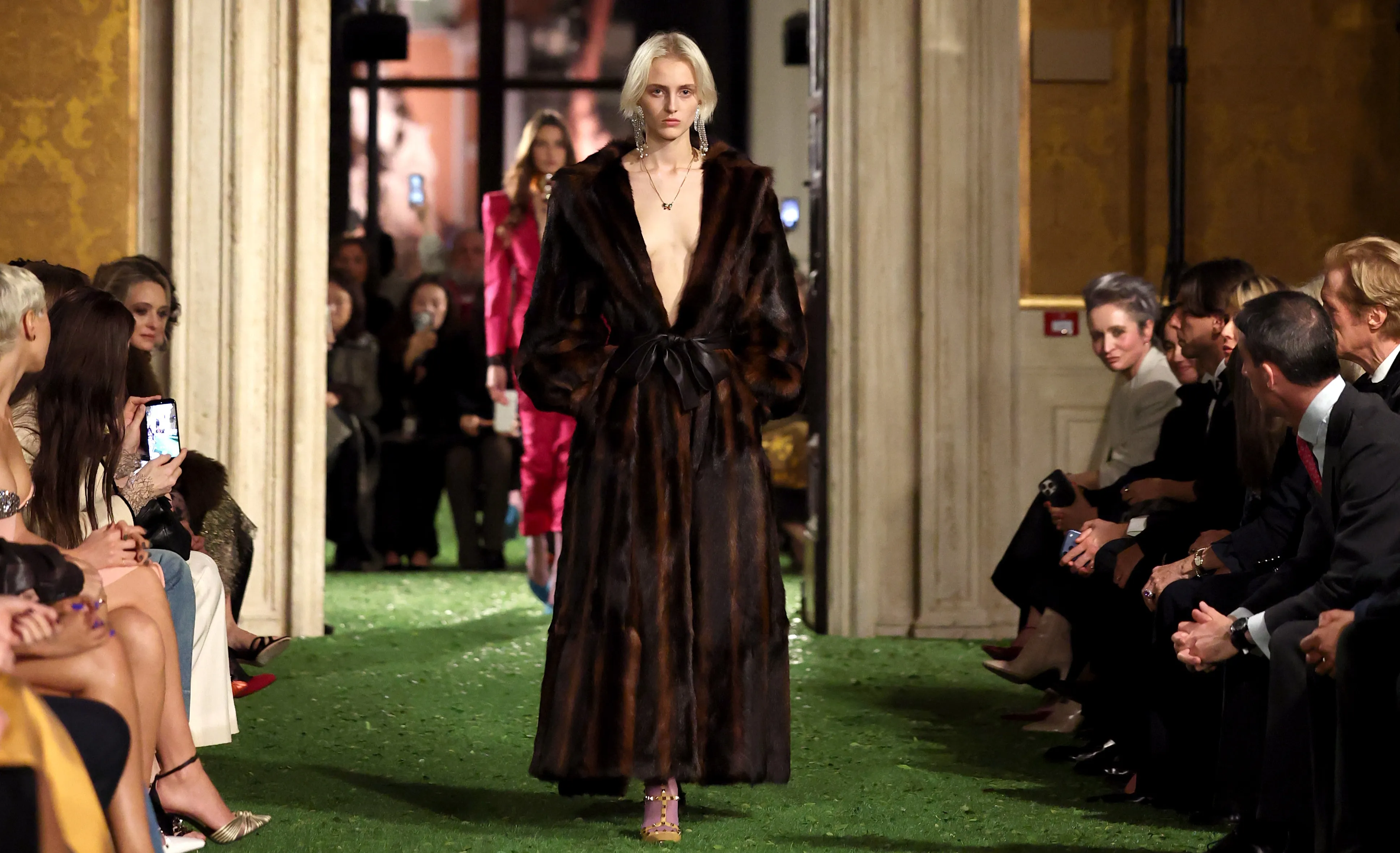 Valentino Inverno 2026 estreia em Roma unindo arte - Imagem do artigo