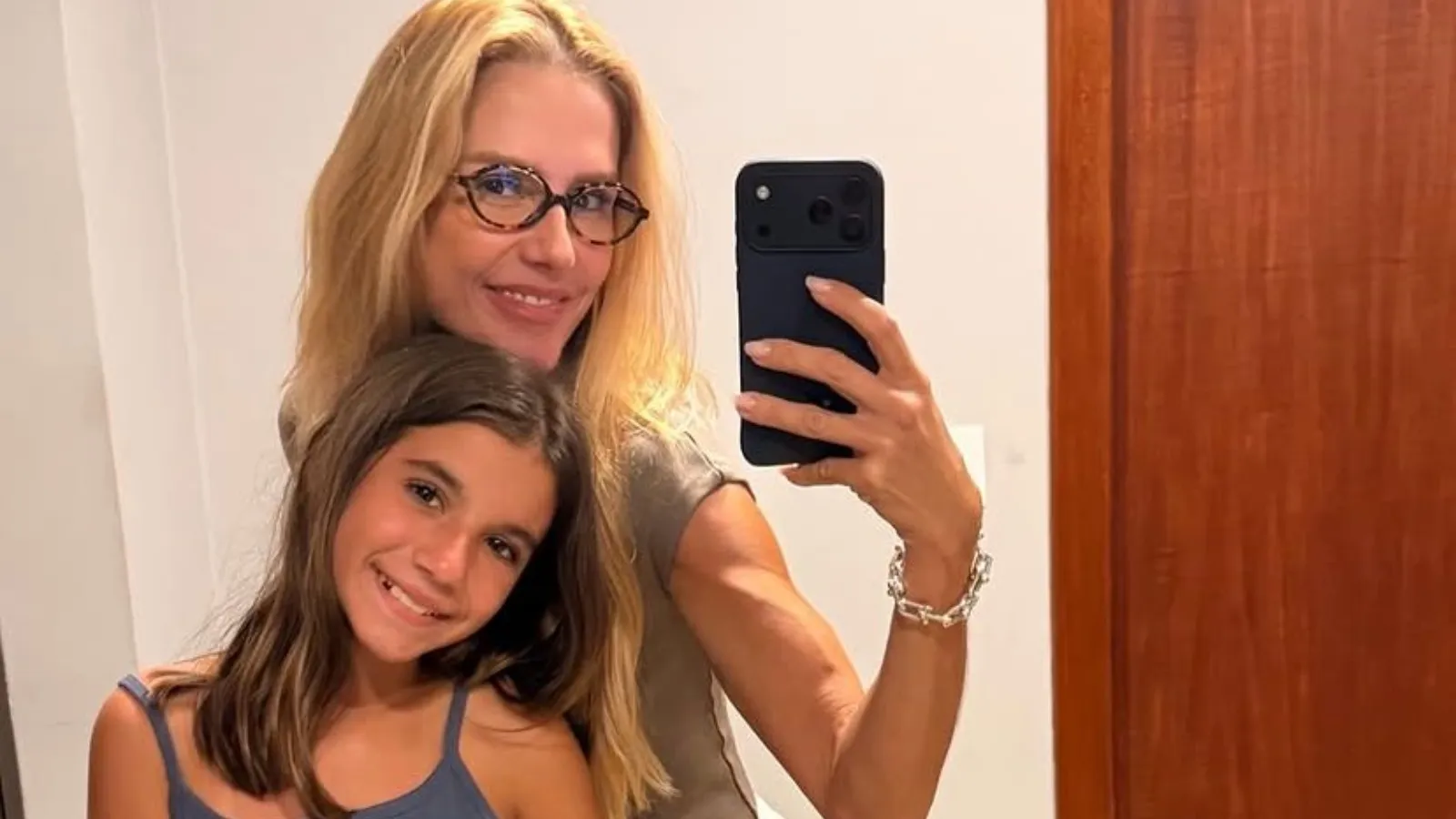 Deborah Secco filha: atriz compartilha foto de carinho - Imagem do artigo