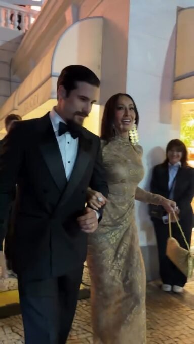 Sabrina Sato encanta fãs ao chegar ao Copacabana Palace - Imagem do artigo original