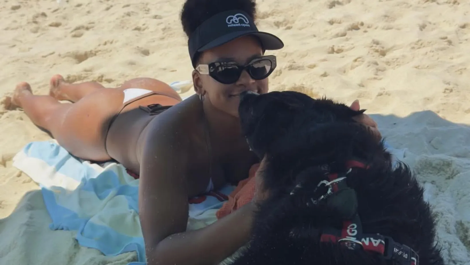 Rebeca Andrade de biquíni aproveita praia ao lado do pet - Imagem do artigo