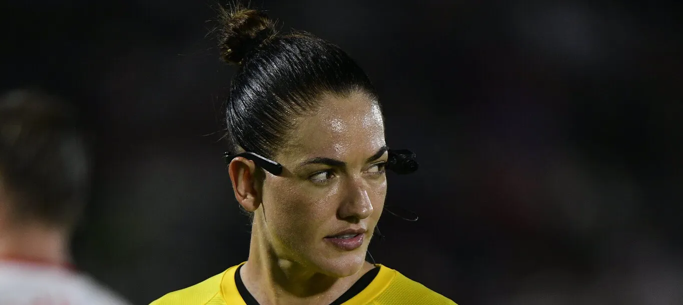 Árbitra Daiane Muniz reage a fala machista de jogador - Imagem do artigo