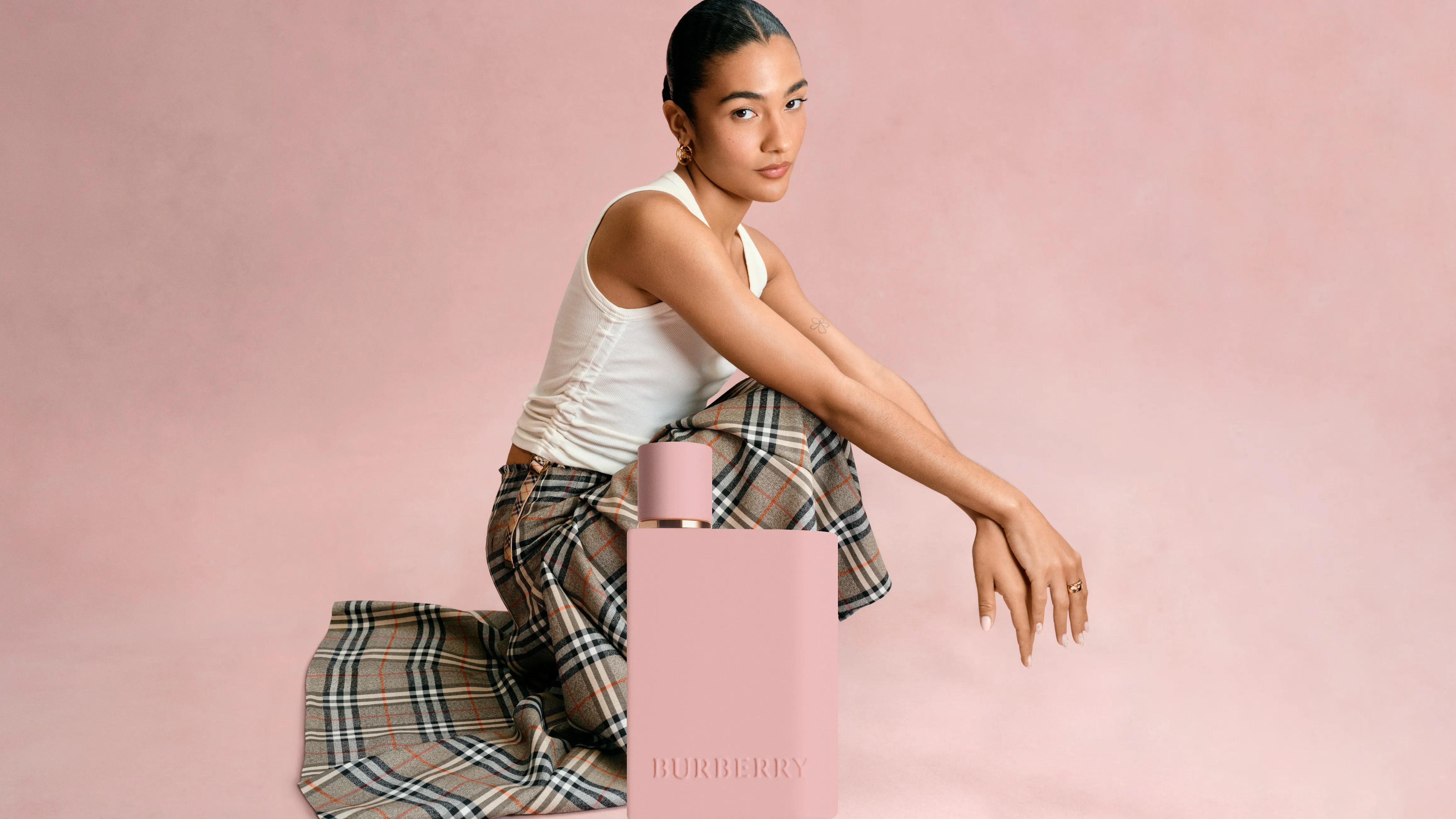 Burberry Her Parfum desembarca no Brasil com toque de cereja - Imagem do artigo