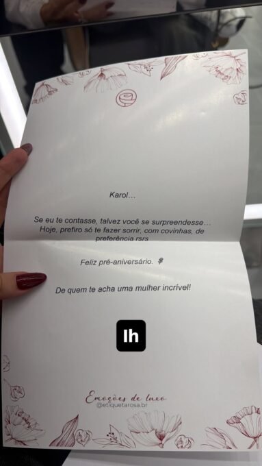 Karoline Lima recebe buquê de fã misterioso e se surpreende - Imagem do artigo original