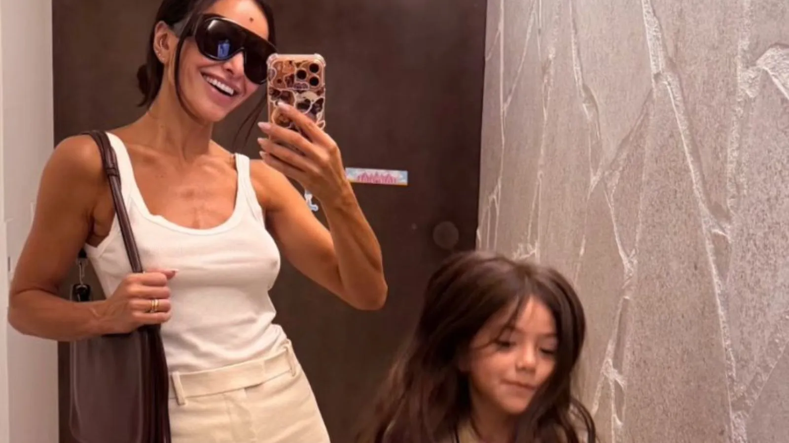 Sabrina Sato e Zoe exibem looks clean e elegante no espelho - Imagem do artigo