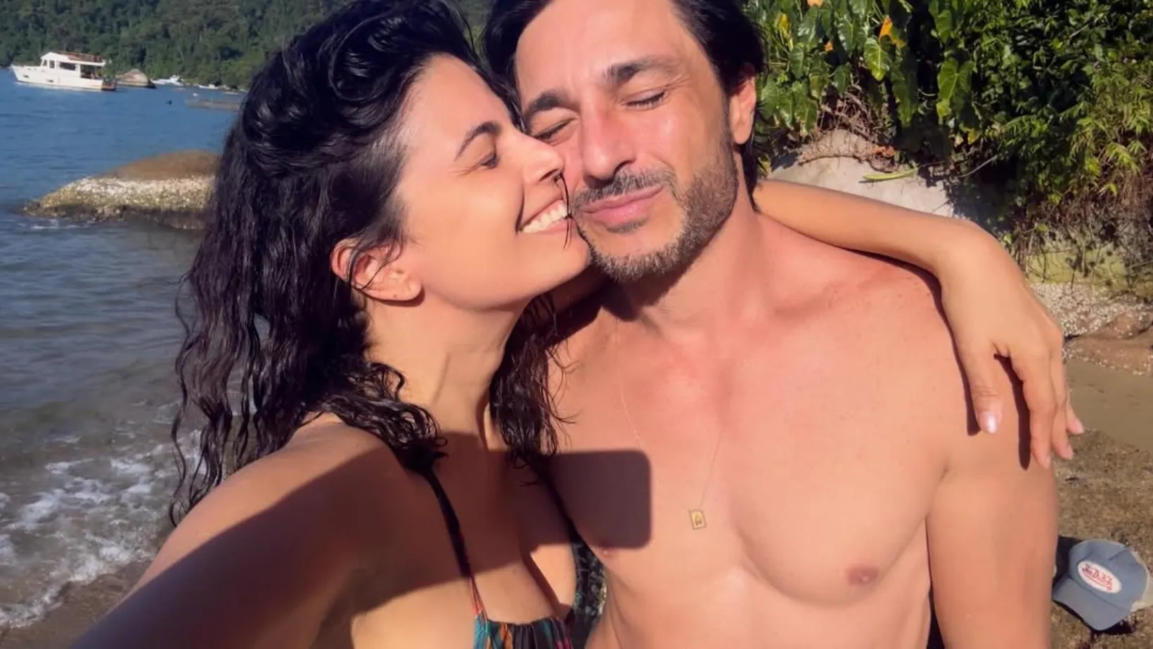 Emanuelle Araujo curte folga na praia com o marido - Imagem do artigo