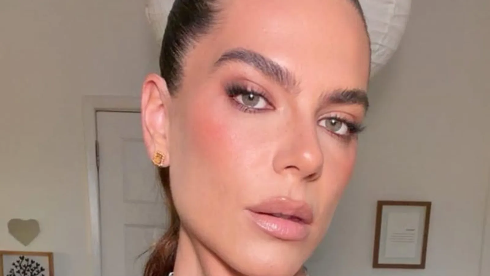 Mariana Goldfarb posa de lingerie em selfie elegante - Imagem do artigo