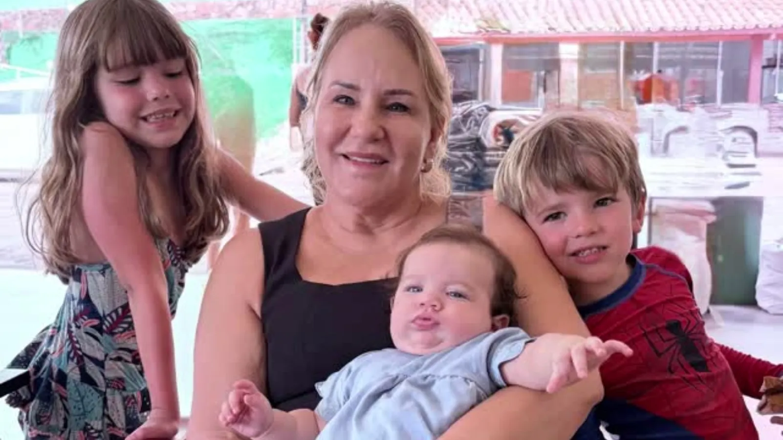 Filha de Rafa Kalimann recebe carinho dos primos na avó - Imagem do artigo