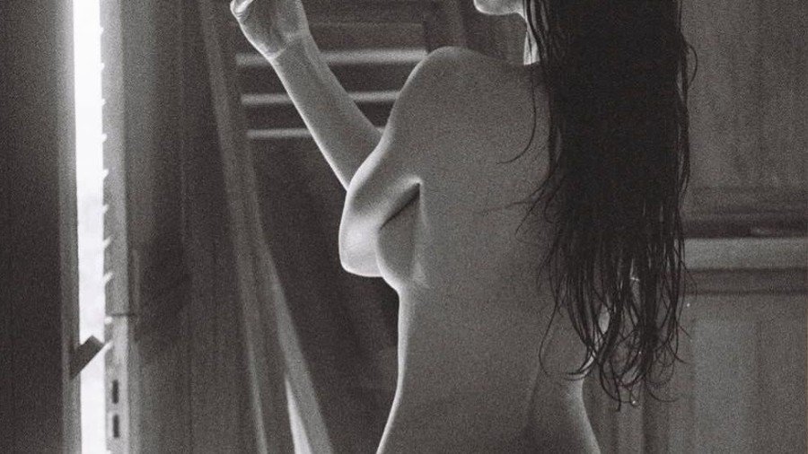 Kendall Jenner topless impressiona fãs após banho de piscina - Imagem do artigo