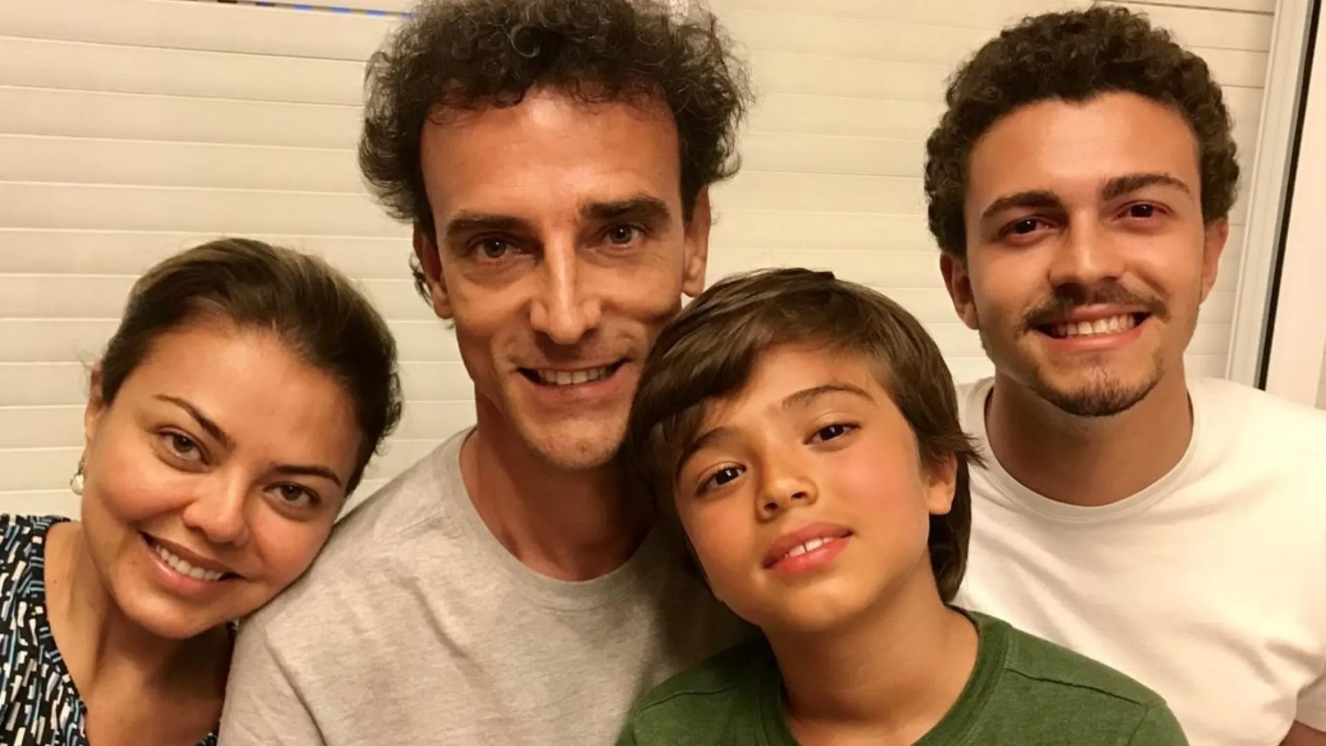 Leila Barros exibe fotos raras com filho e enteado - Imagem do artigo