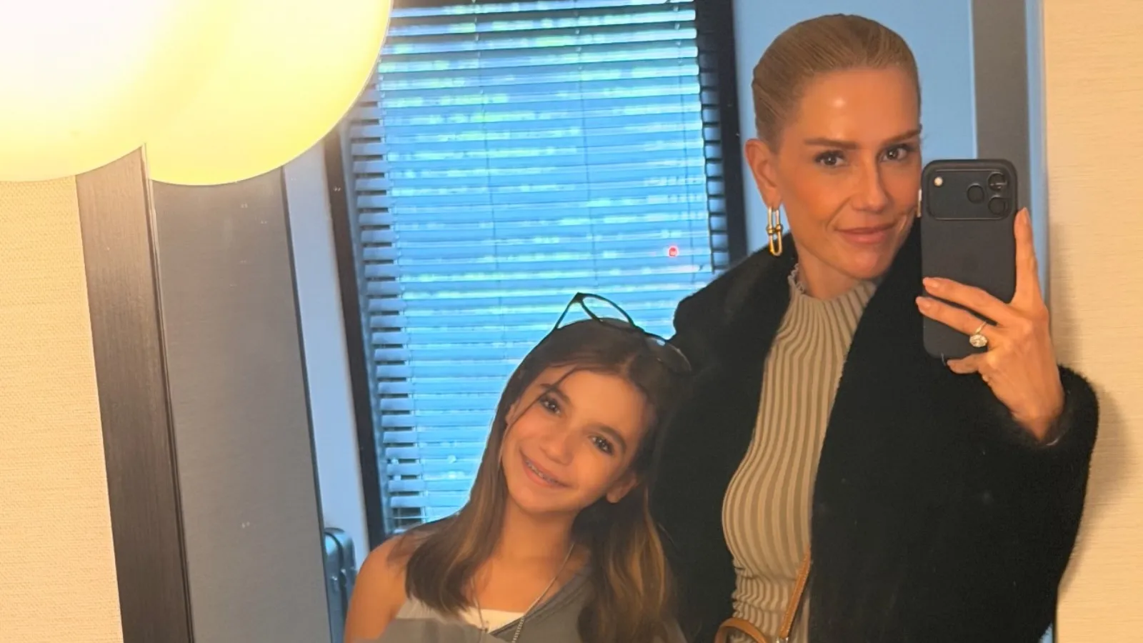 Deborah Secco combina look com a filha em ida ao teatro - Imagem do artigo