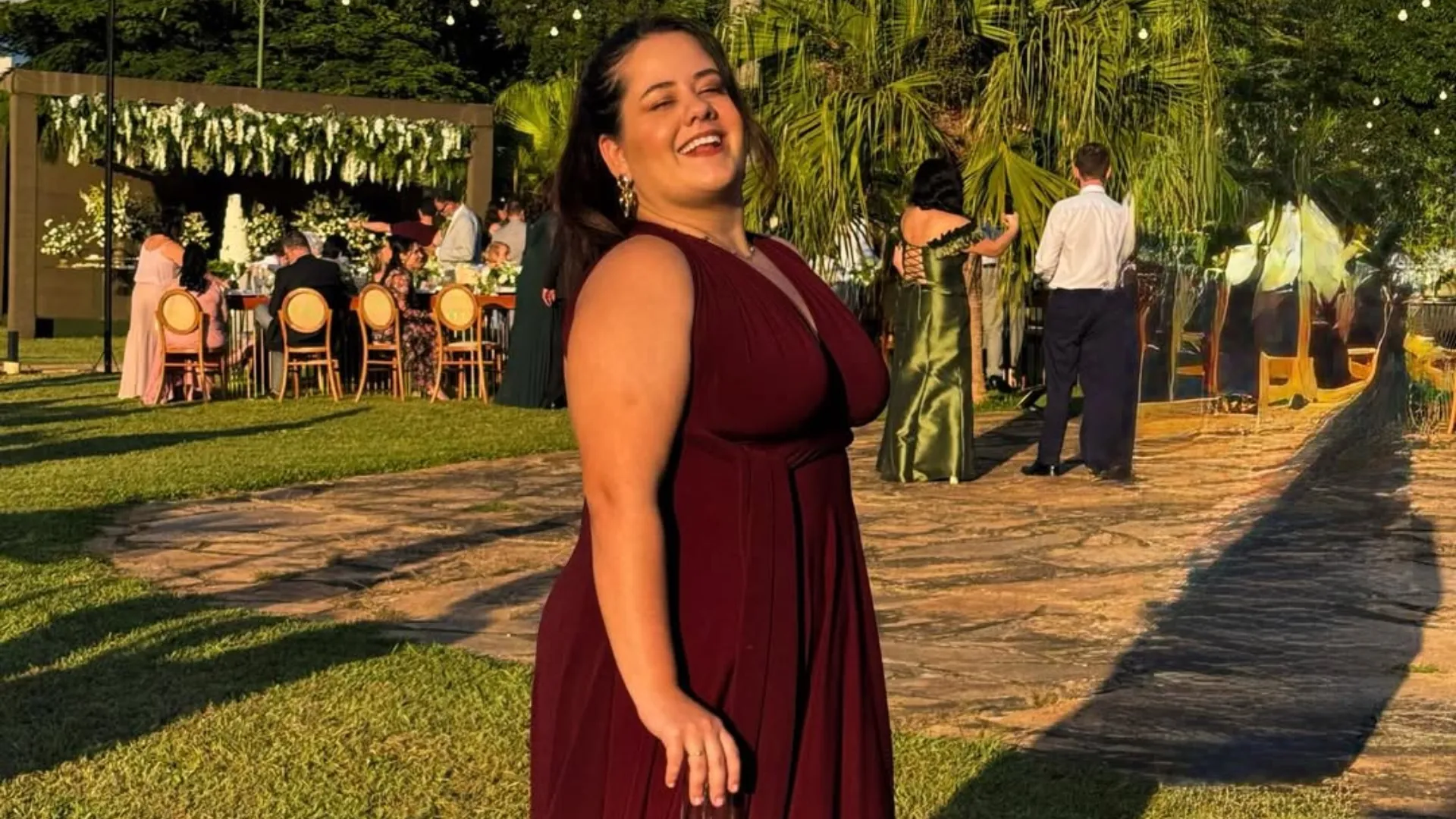 Karol Lannes exibe vestido longo em casamento e encanta - Imagem do artigo
