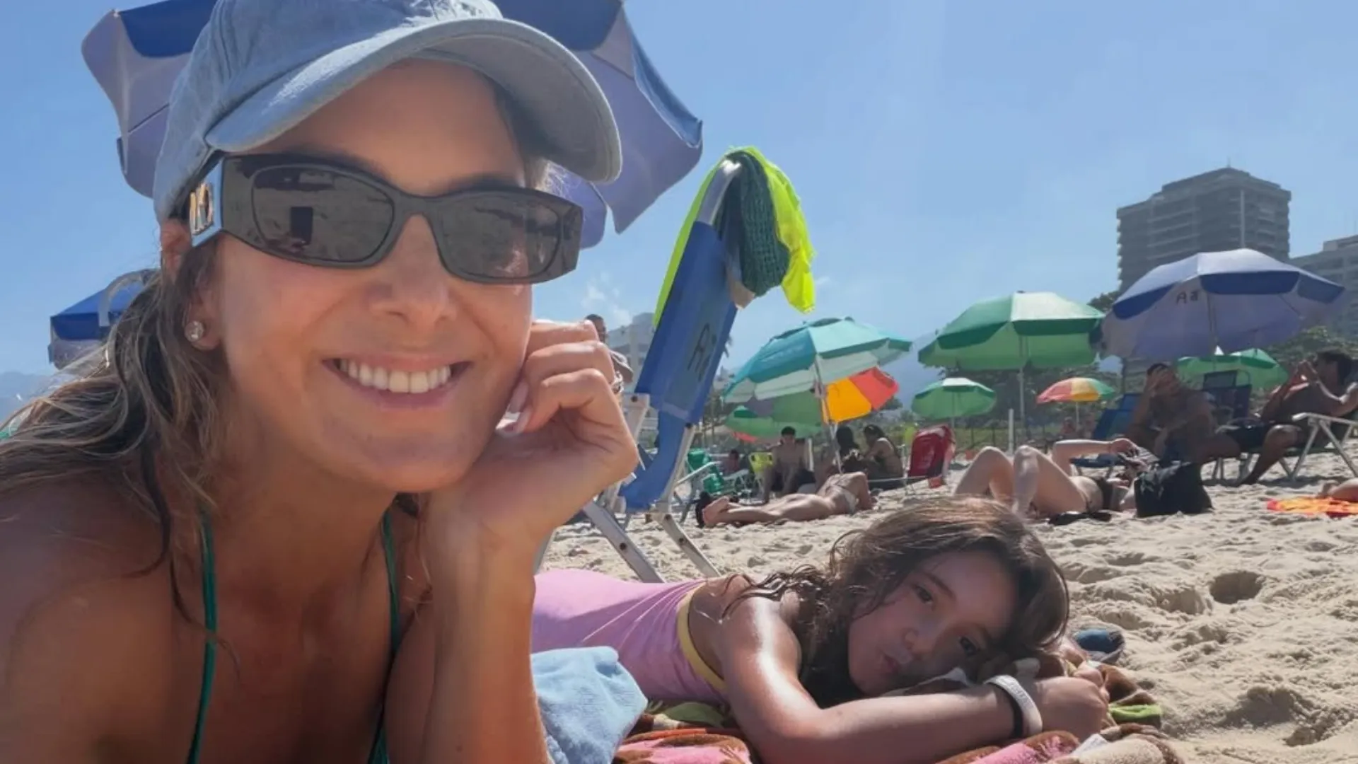 Ticiane Pinheiro exibe fotos na praia com filha Manuella - Imagem do artigo