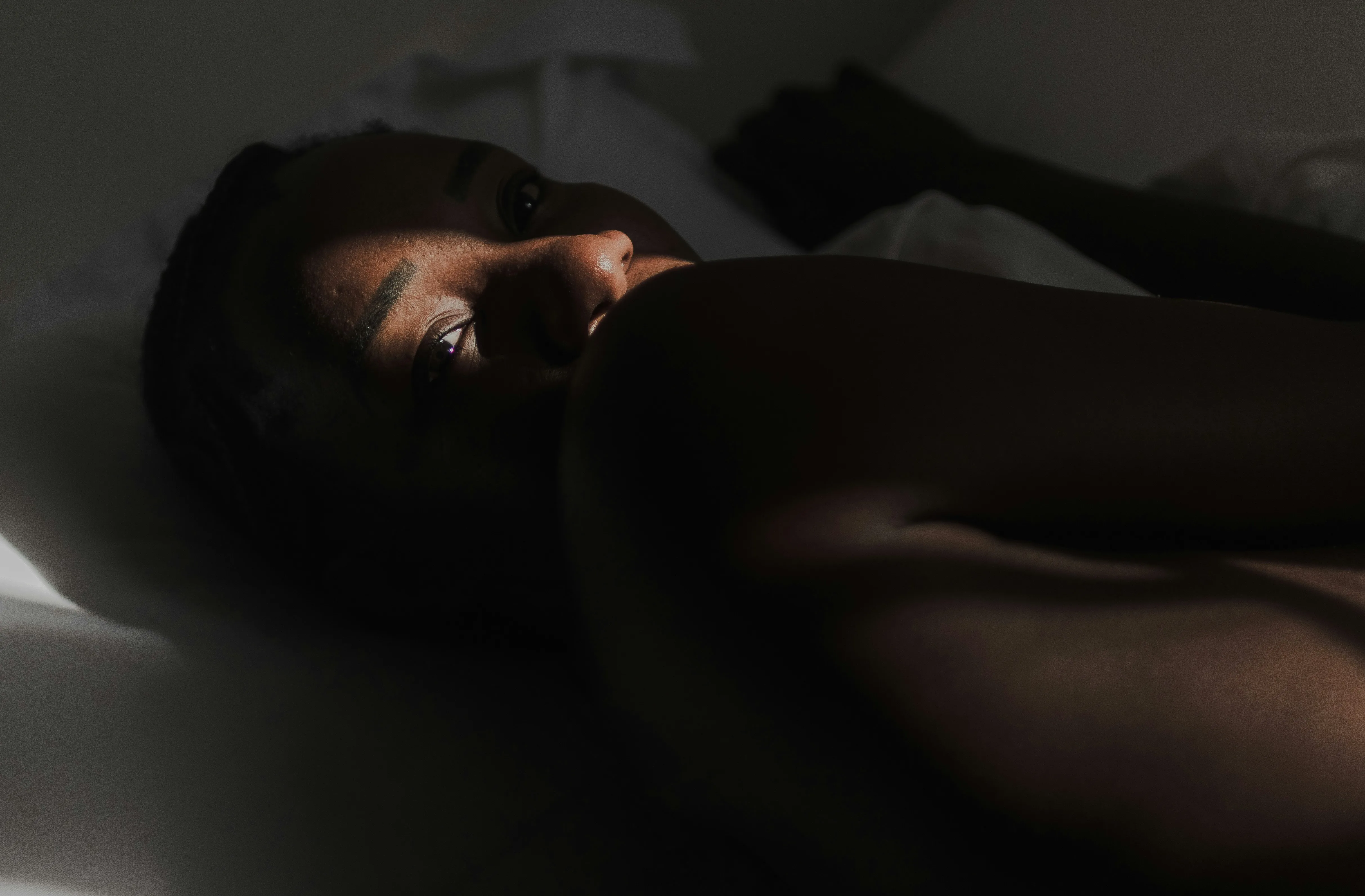 Posição sexual de lado garante conforto e orgasmos intensos - Imagem do artigo