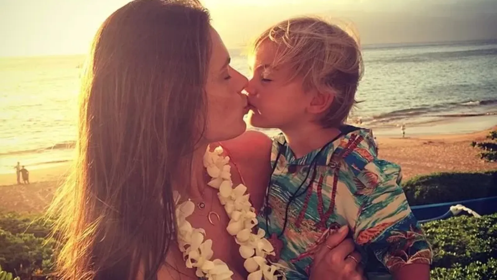 Alessandra Ambrósio resgata foto antiga no Havaí com o filho - Imagem do artigo