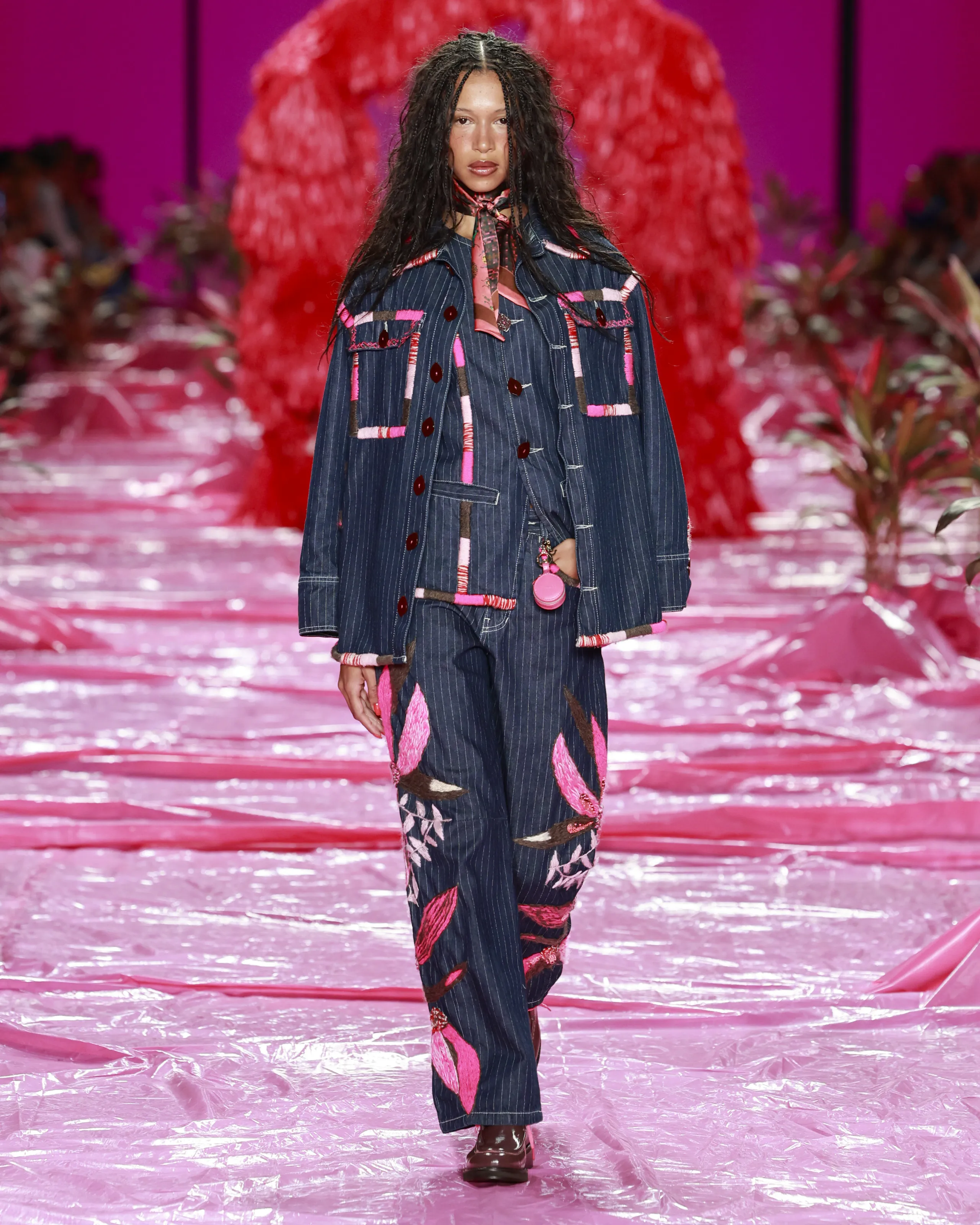 Isabela Capeto volta às passarelas com filha Chica na Rio FW - Imagem do artigo