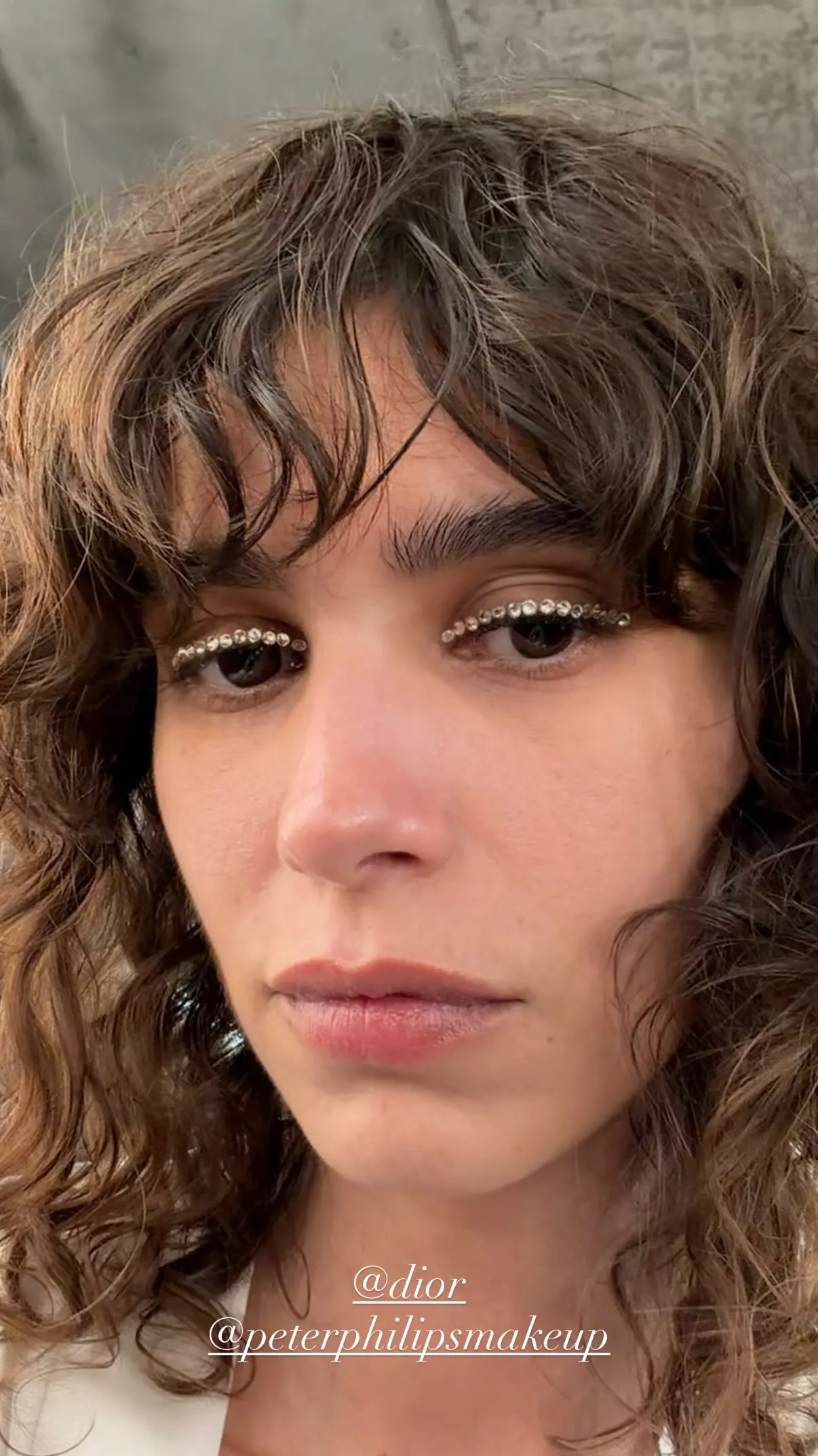 Dior Cruise 2027: brilho sutil domina beleza do desfile - Imagem do artigo