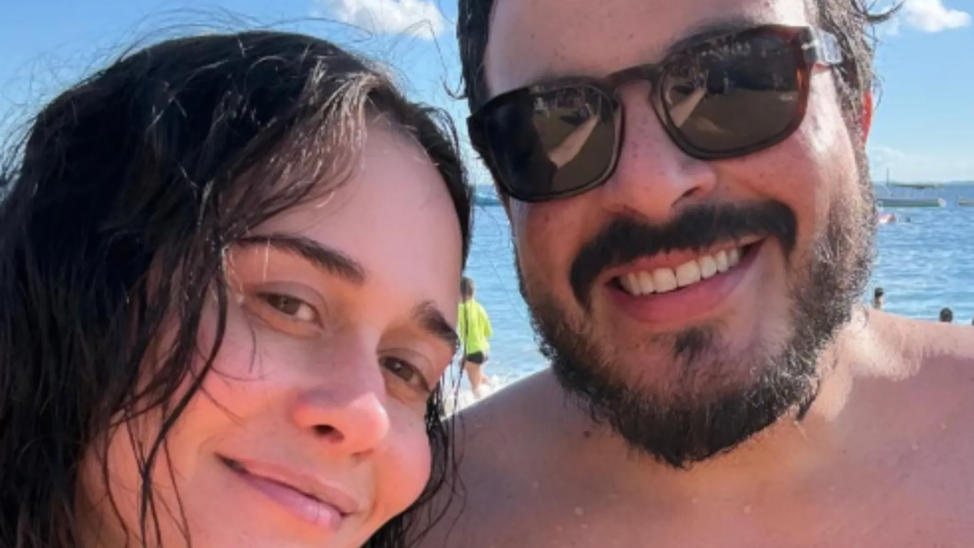 Alessandra Negrini na praia com Luis Lobianco em Salvador - Imagem do artigo