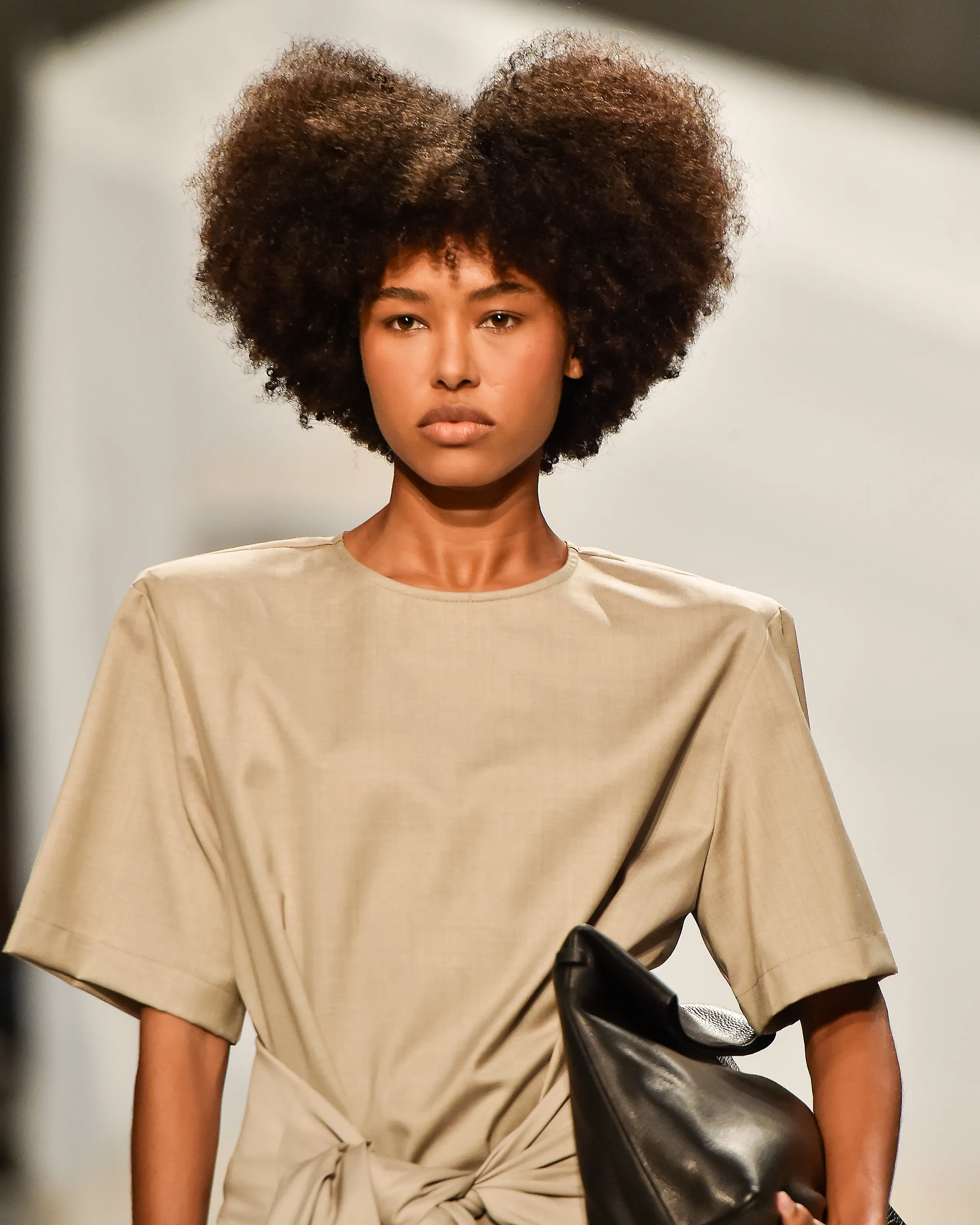 Desfile da Mondepars exibe beleza anos 40 e no gender - Imagem do artigo