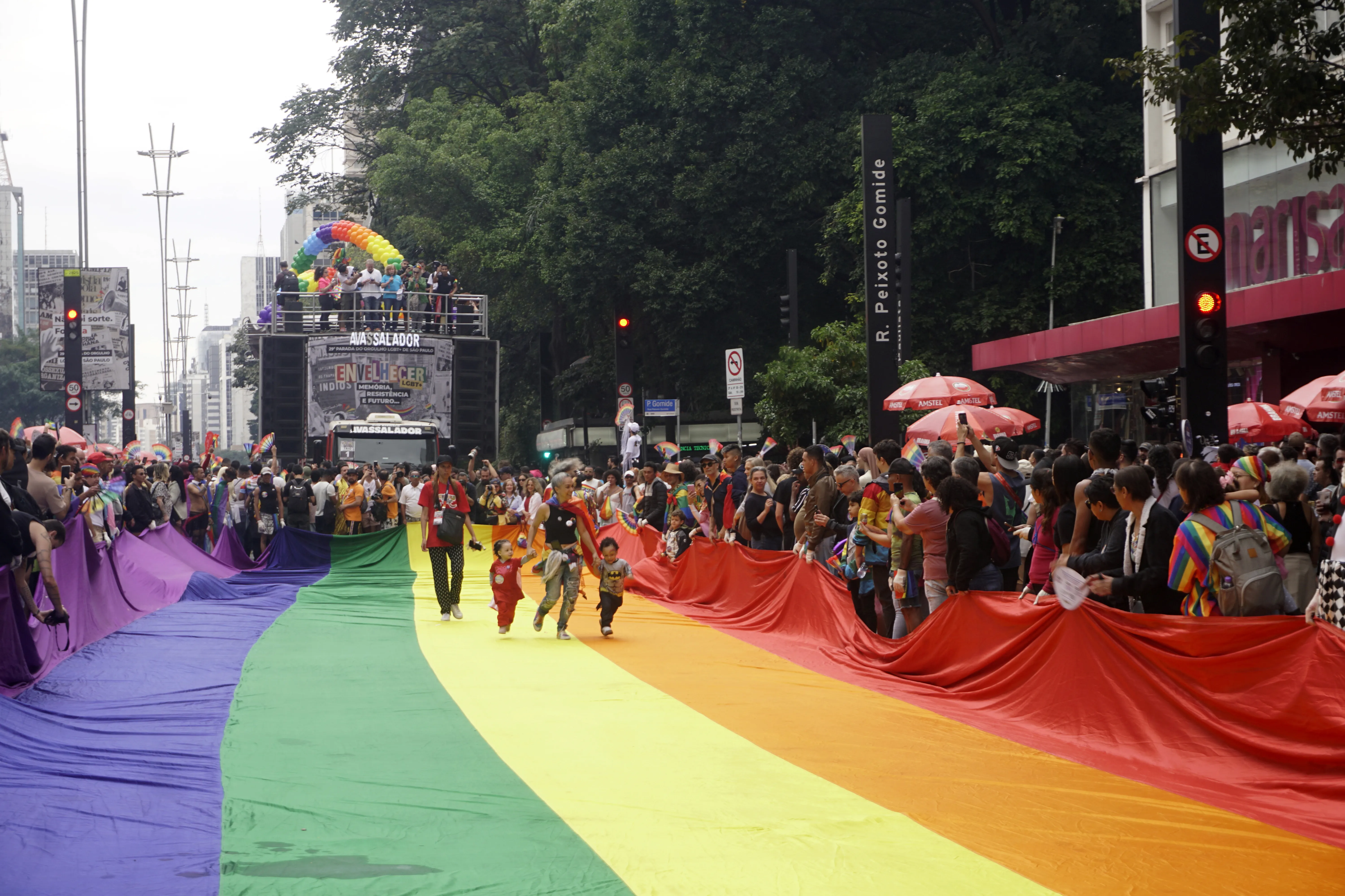 Artistas abrem mão de cachê na Parada LGBT de SP 2024 - Imagem do artigo