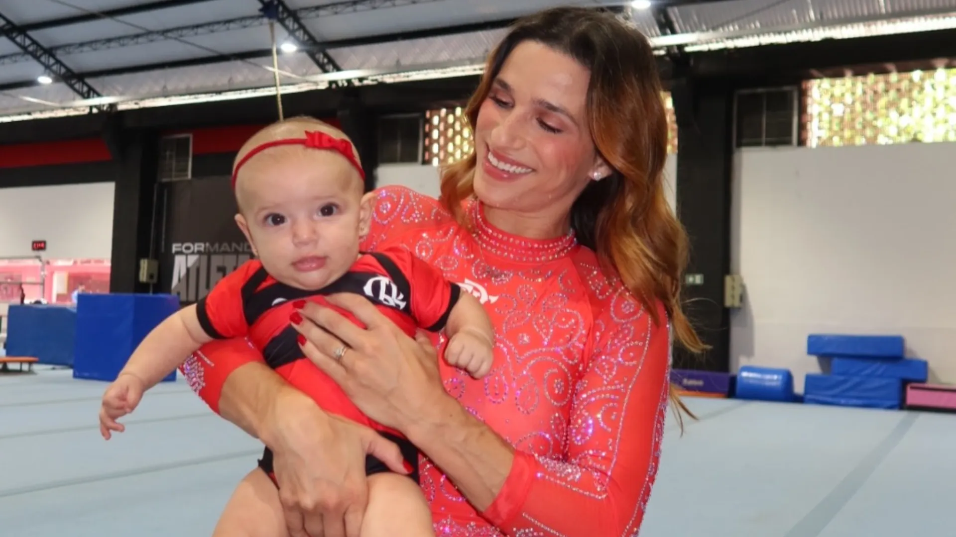 Jade Barbosa posa com a filha Eva em ginásio esportivo - Imagem do artigo